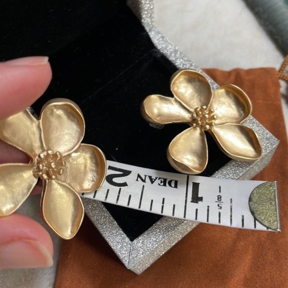 Gold Flower earrings Gold tone matte brushed finish - Picture 5 of 14